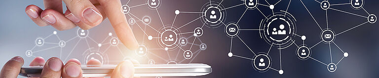 Profilansicht Finger tippt auf Mobiltelefon