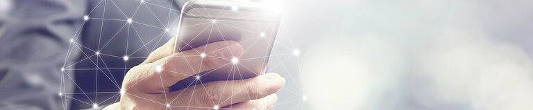 Mann hält ein Handy in der Hand