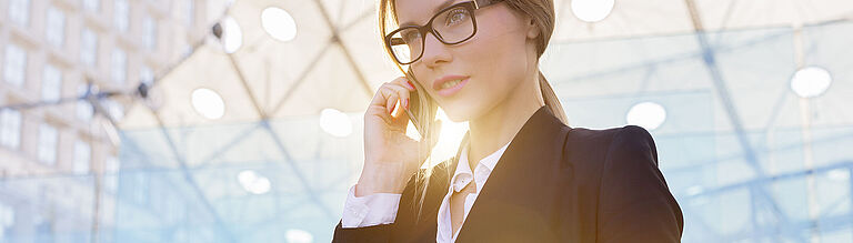 Frau telefoniert mit Handy
