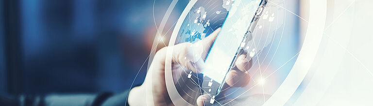 Eine Hand hält ein Mobiltelefon